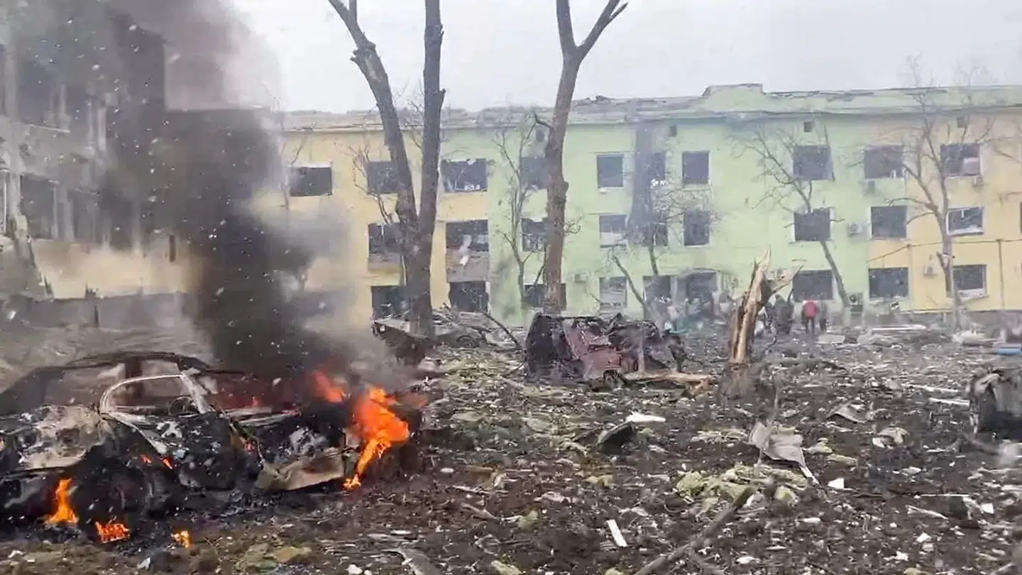 Biler og hospitalsbygninger destrueret i russiske luftangreb i den ukrainske havneby Mariupol. Byen har været under voldsomme angreb i over en uge.