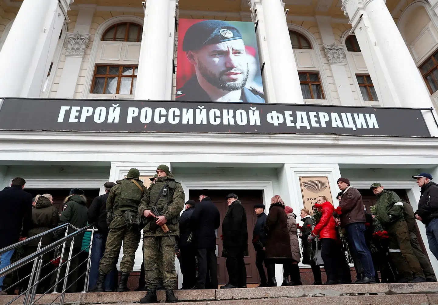 »Helt af den russiske føderation«, står der skrevet på banneret til Zohas mindehøjtidelighed. Han døde den 7. marts 2022.