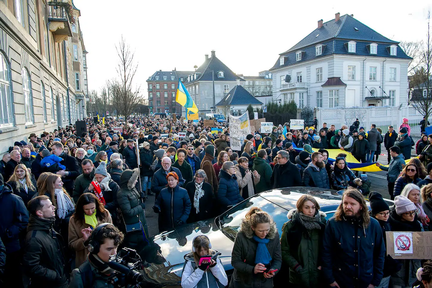 Ruslands ambassadør oplyser, at der er overvejelser om at indsætte russisk ledelse i danske virksomheder, der indstiller aktiviteter i Rusland. Her fra tidligere demonstration foran den russiske ambassade i København.