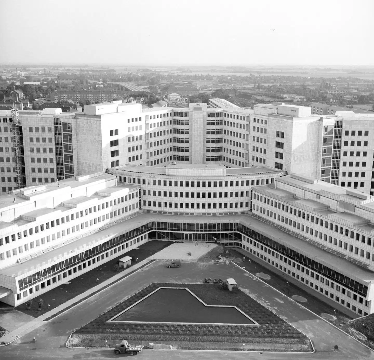 Hospitalet i Glostrup fra 1950erne er et eksempel på, at atomfrygten blev bygget ind i velfærdsstatens fundament. Hospitalet blev bygget med en spræng- og strålingssikret afdeling i kælderen, så det ville være muligt at behandle overlevende med overlevelseschancer.