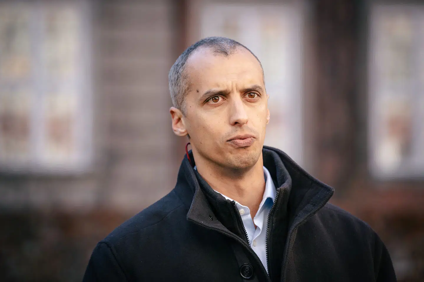 At man i Mattias Tesfayes Udlændinge- og Integrationsministerium ikke kunne definere, hvilke lande der udgør Danmarks nærområder, fik skarp kritik fra regeringens støttepartier. Nu svarer regeringspartiet igen.