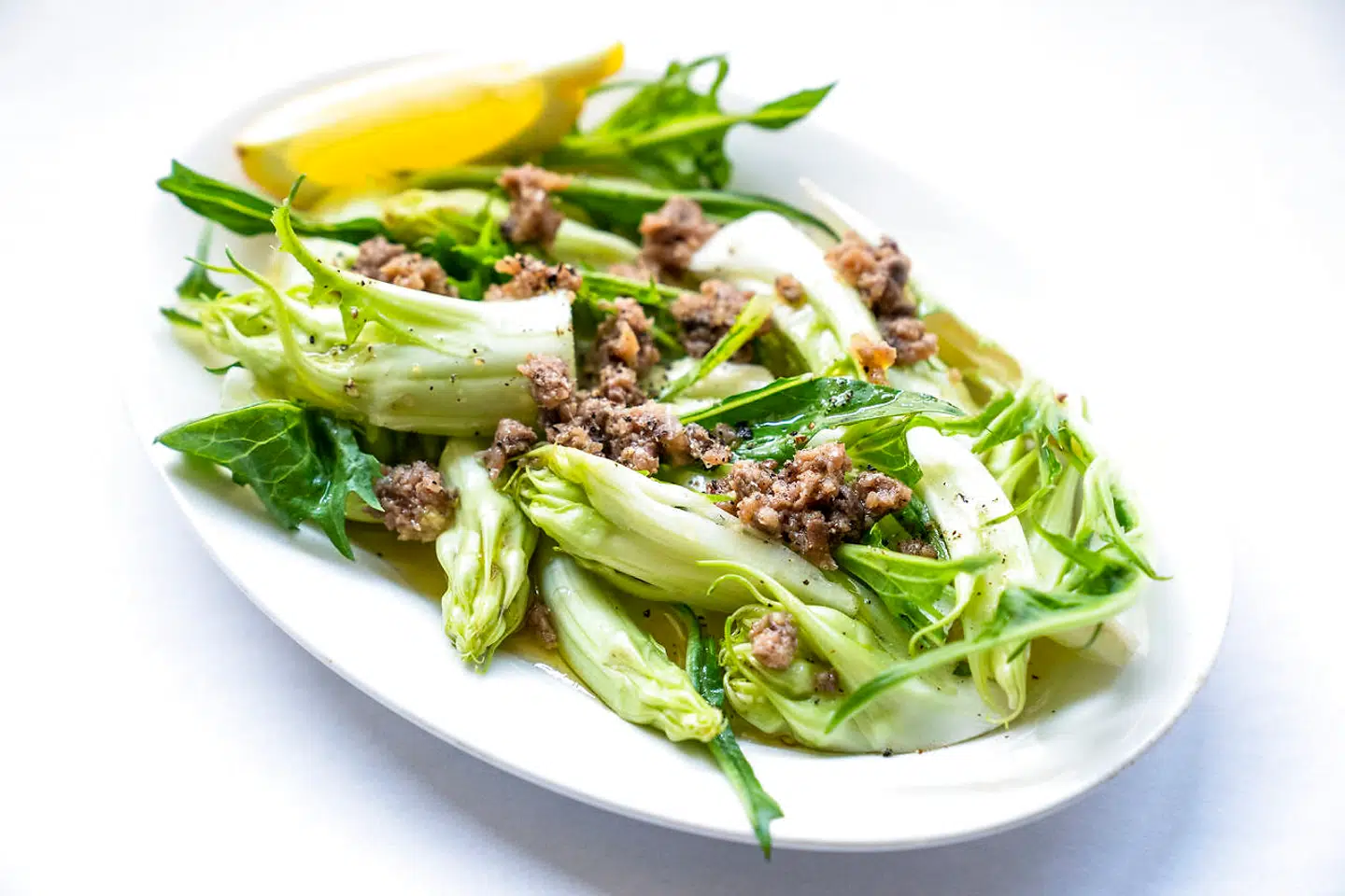 Perfekt puntarellesalat med hakkede ansjoser.