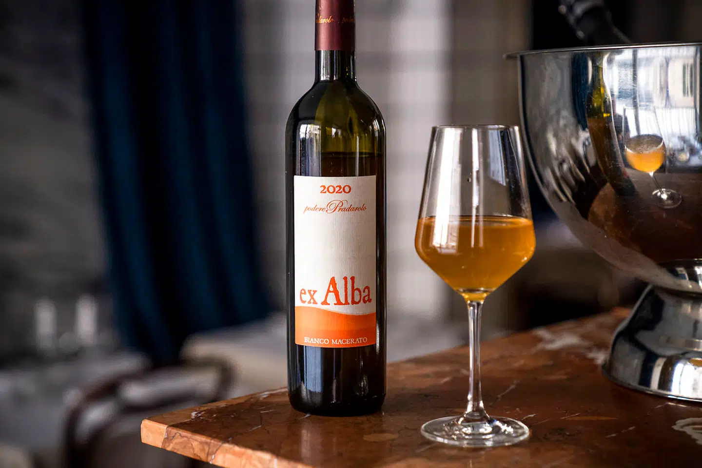 Saftig italiensk orangvin, Ex Alba fra Podere Pradarolo.