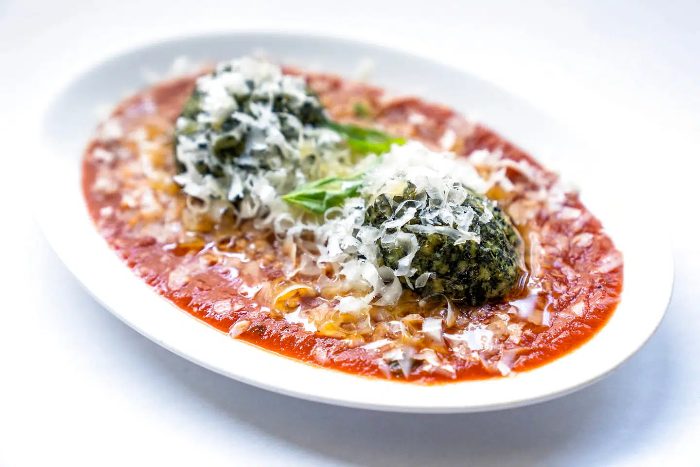 »Nøgenpasta« med tomatsauce.