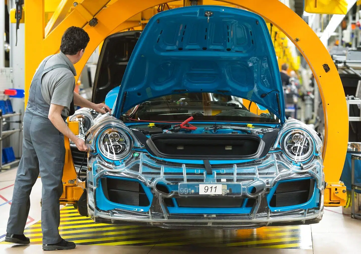 Bilproduktion kræver meget energi og meget metal. Begge dele er dyre lige nu.