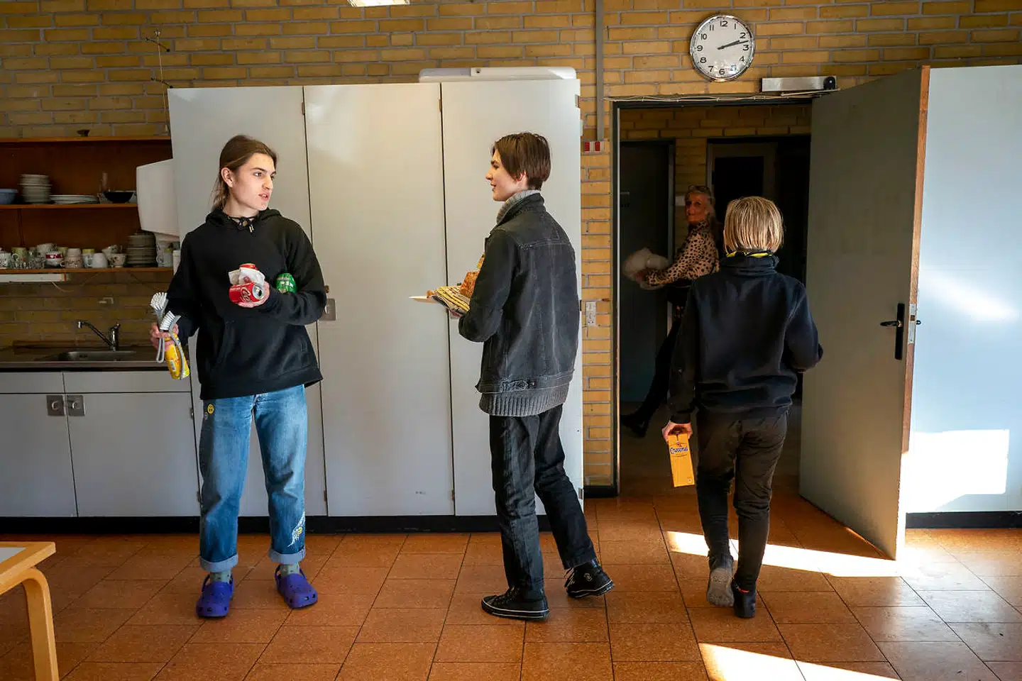 Alexander, Damian og Matei Chernoku hjælper deres mor med at fylde deres lille tekøkken op med opvaskebørster, rengøringsmiddel og flydende margarine.
