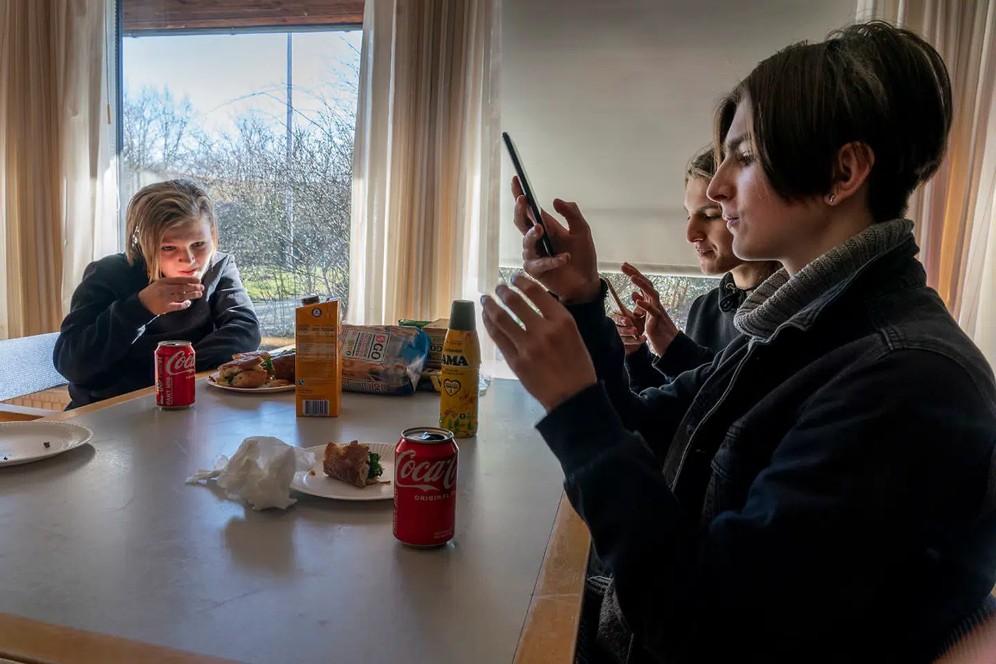 Imens Uliana Stavynoha-Chernokua mest bruger sin telefon til at læse dårlige nyheder fra Ukraine, har Matei, Alexander og Damian mest travlt med lede efter sportsbutikker og kafferisterier.