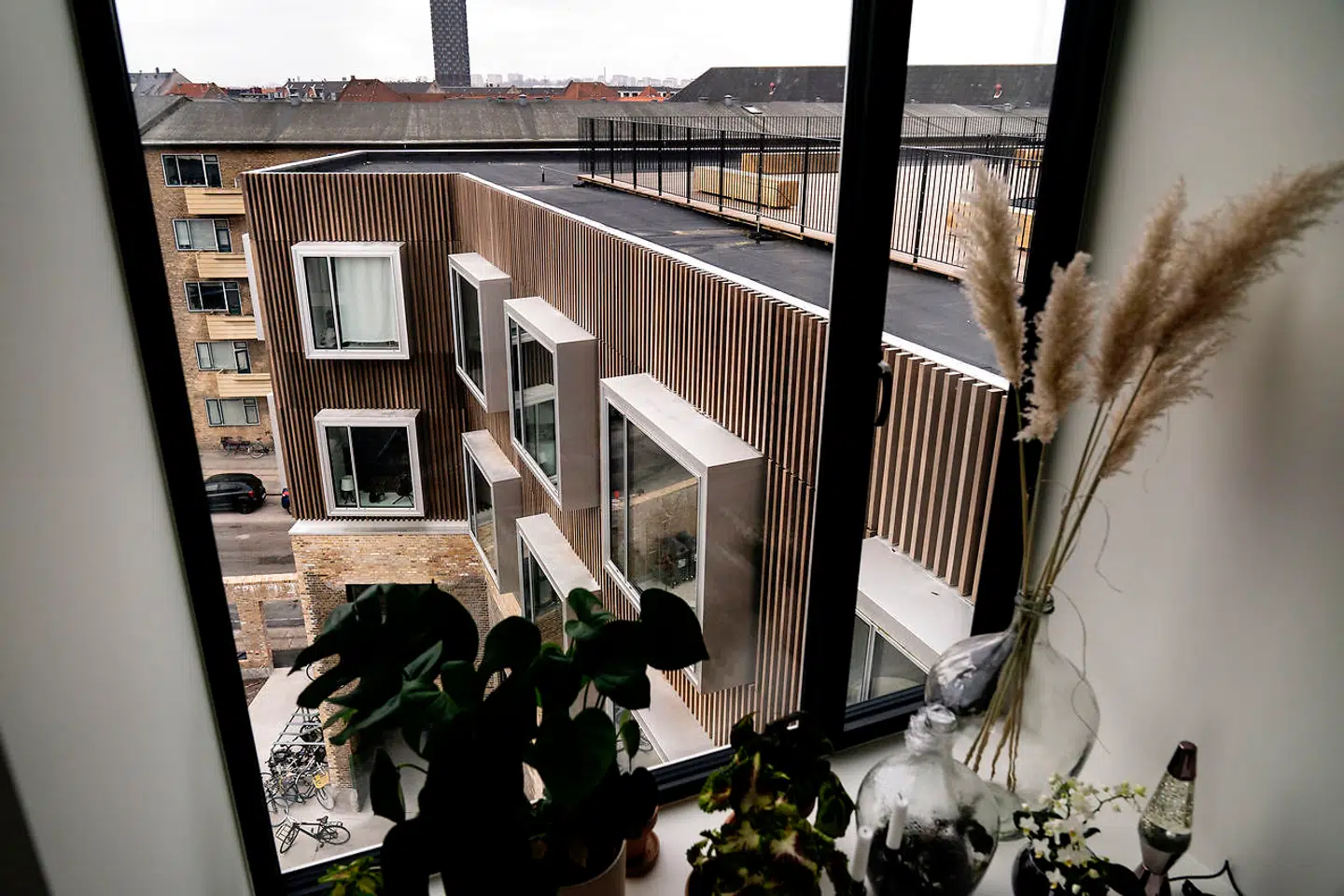 Lejlighederne er ganske små, men de dybe vinduesnicher udvider indretningsmulighederne.