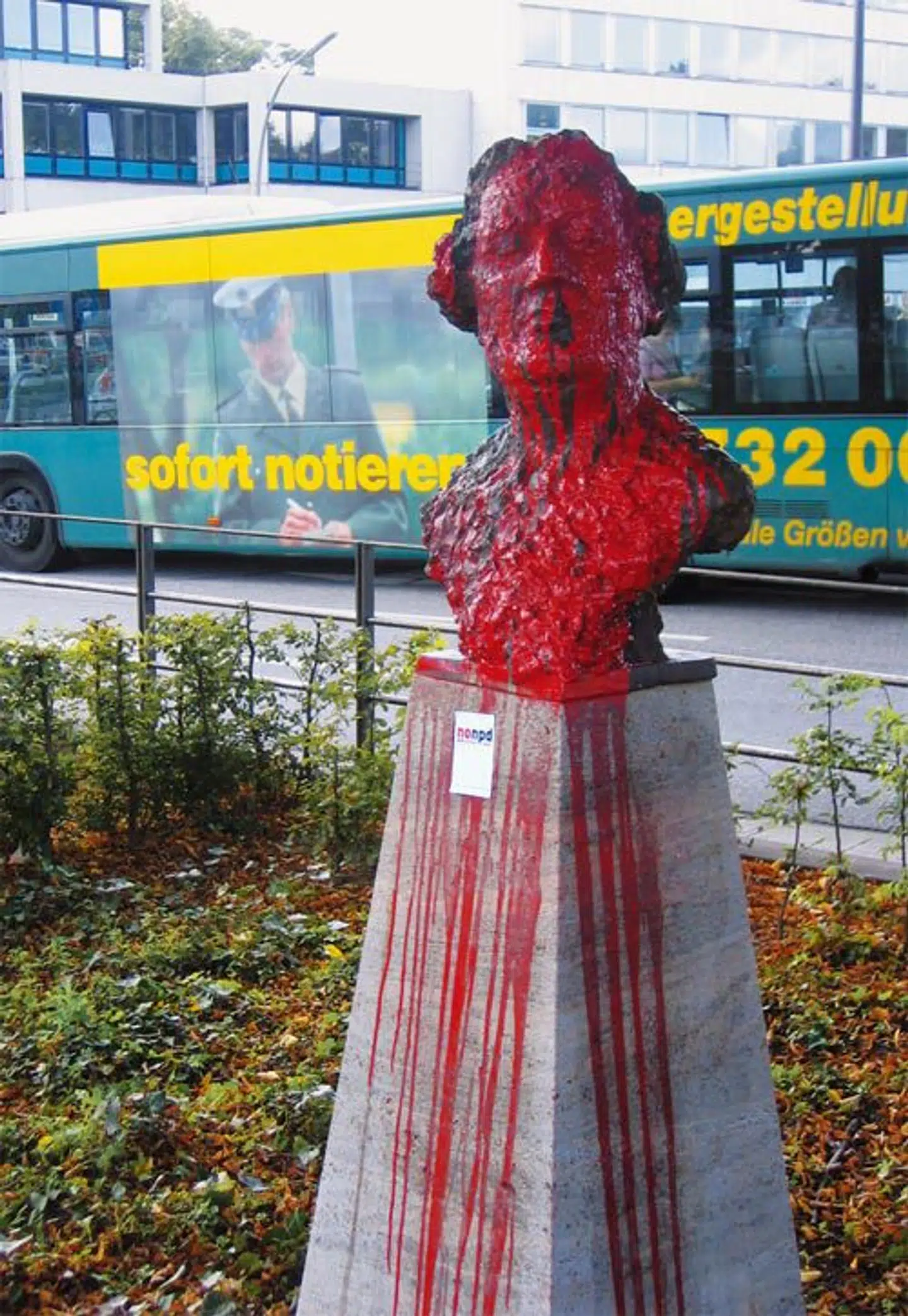 Buste af H.C. Schimmelmann overhældt med rød maling i byen Wandsbek, hvor han havde et af sine godser. Myndighederne fjernede busten i 2008.