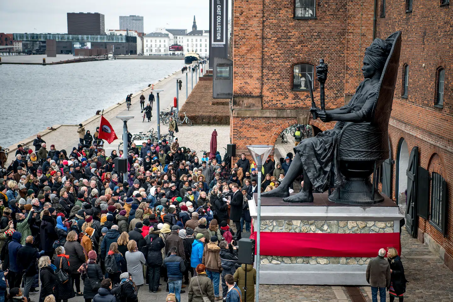 Vestindisk Pakhus har været i fokus under debatten om dansk kolonialisme. Det skete først, da statuen »I am Queen Mary« blev opstillet foran pakhuset og siden, da det blev diskuteret, om huset egner sig til at huse et fremtidigt kolonihistorisk museum.