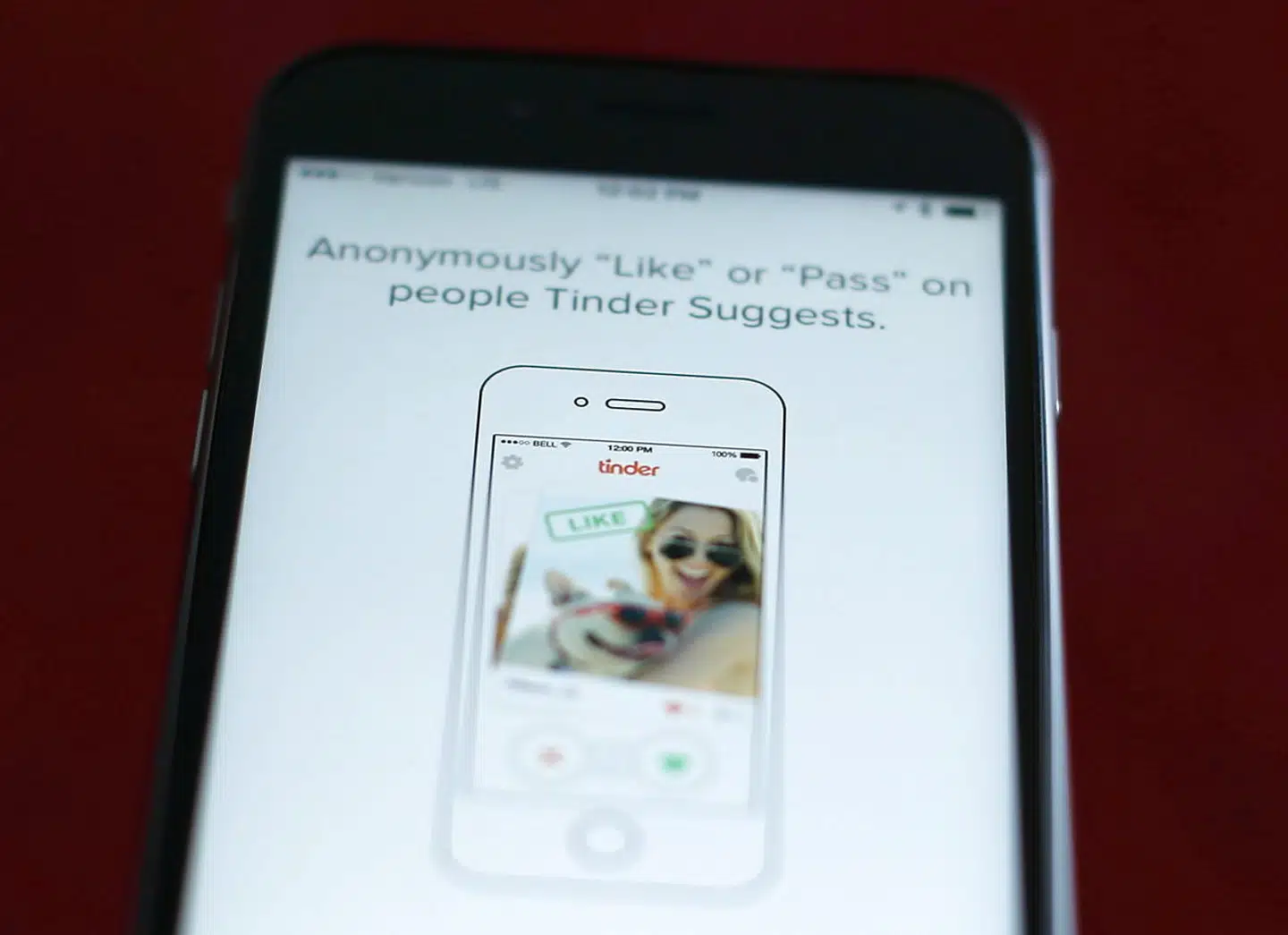 FILE PHOTO: The dating app Tinder is shown on an Apple iPhone in this photo illustration taken February 10, 2016. Just in time for Valentine's Day, a survey shows that more Americans are looking for love through online dating, with more than four times as many young adults using mobile apps than in 2013. REUTERS/Mike Blake/Illustration/File Photo