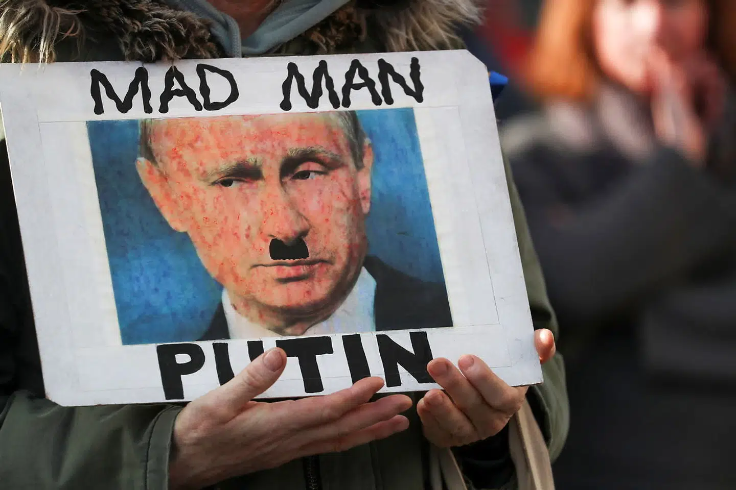 En demonstrant fremviser en klar bedømmelse af Vladimir Putin under en protest mod den russiske invasion af Ukraine i den skotske by Edinburgh forleden. Men er Putin så gal, at han kan finde på at starte en atomkrig?