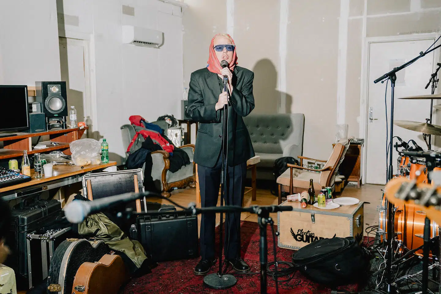 Efter mange års kamp lander Andreas Odbjergs debutalbum, »Hjem fra fabrikken«, nu. Det har været et langt sejt træk, der blandt andet har sendt ham ud i hjemløshed.