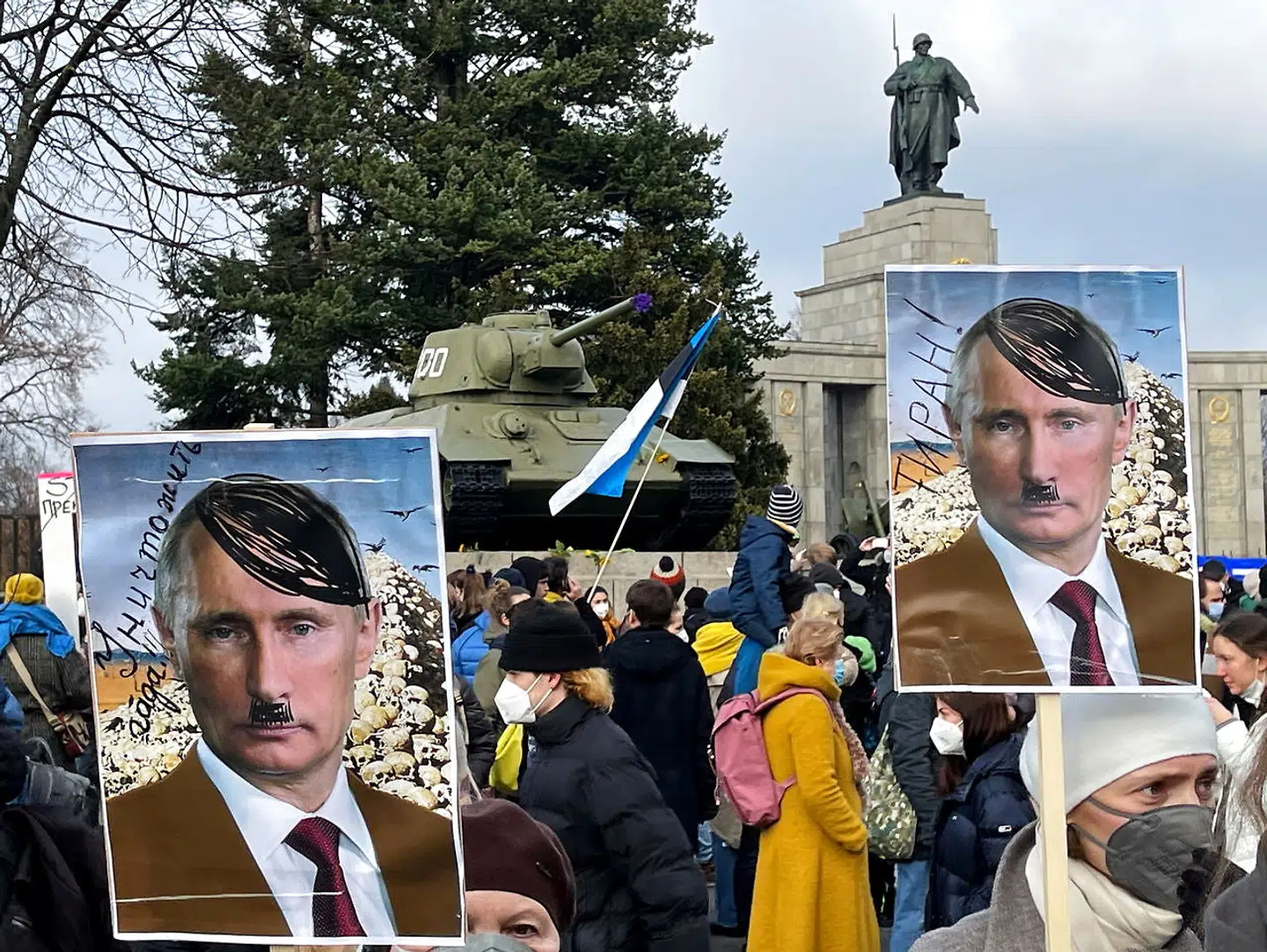 Seks måneder før den tyske invasion af Polen brugte Hitler det tyske mindretal i Tjekkoslovakiet som påskud for at tilintetgøre den demokratiske stat. Med lignende propaganda og løgne følger Putin nu i Hitlers fodspor, mener Słavomir Sierakowski.