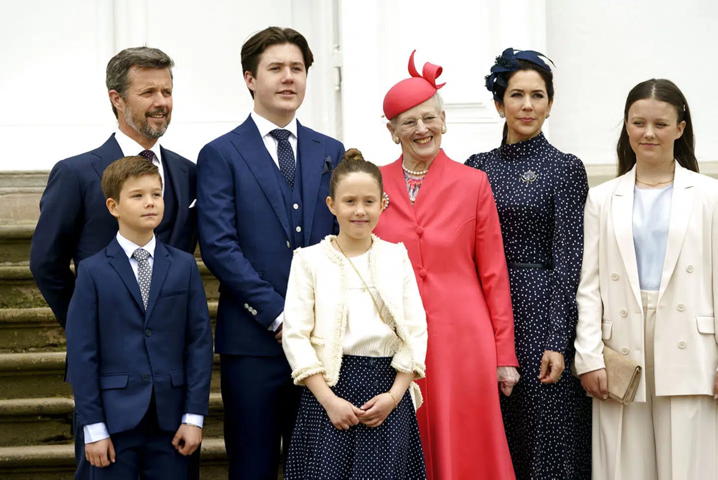 Det bliver 30. april, at kronprinsparret kan fejre prinsesse Isabellas konfirmation. Her er hele familien samlet ved storebrors, prins Christian, konfirmation i maj forrige år. Fra venstre ses kronprins Frederik, prins Vincent, prins Christian, prinsesse Josephine, dronning Margrethe, kronprinsesse Mary og prinsesse Isabella. - Foto: Keld Navntoft/Ritzau Scanpix