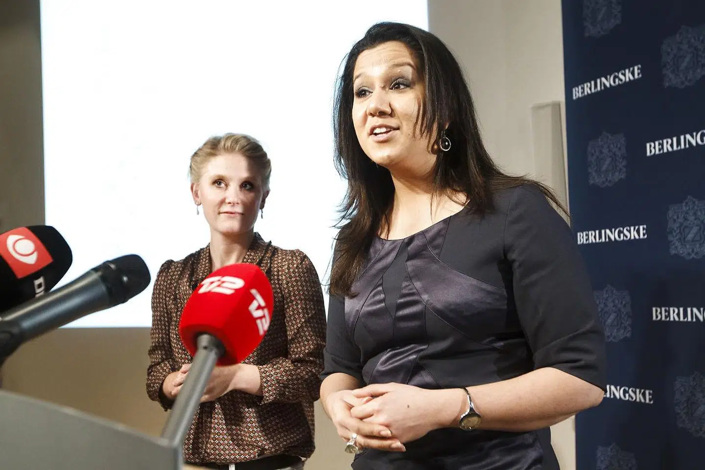 »Som Puk Damsgaard og Simi Jan har gjort så mange gange i Afghanistan, sætter de en lille del af sig selv på spil, når de professionelt er til stede hos andre mennesker. De viser en sårbarhed, ængstelse og dyb bekymring, samtidig med at de leverer en dybt professionel dækning af verdens brændpunkter,« skriver Lotte Hansen.