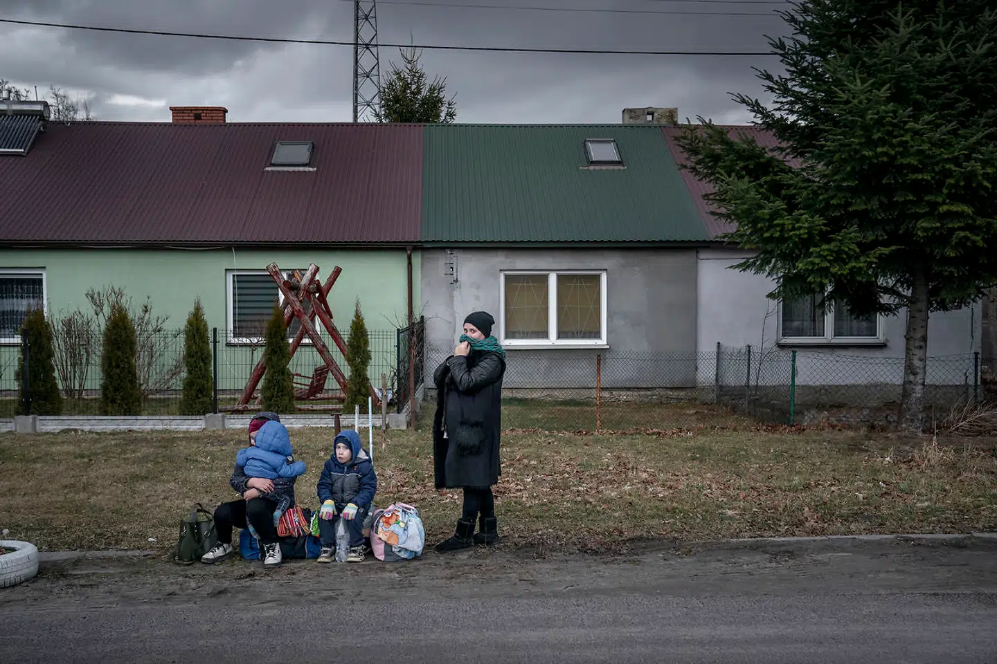 Kvinder og børn ankommet i sikkerhed til den polske grænseby Hrebenne.
