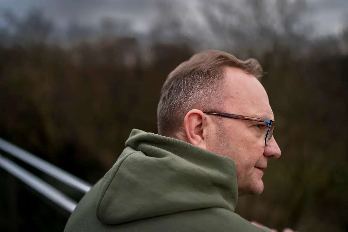 54-årige Jesper Lindholt driver en virksomhed i Ukraine. Da Putin invaderede Ukraine, flygtede han til Polen, men mange af hans ansatte er stadig i det krigsramte land.