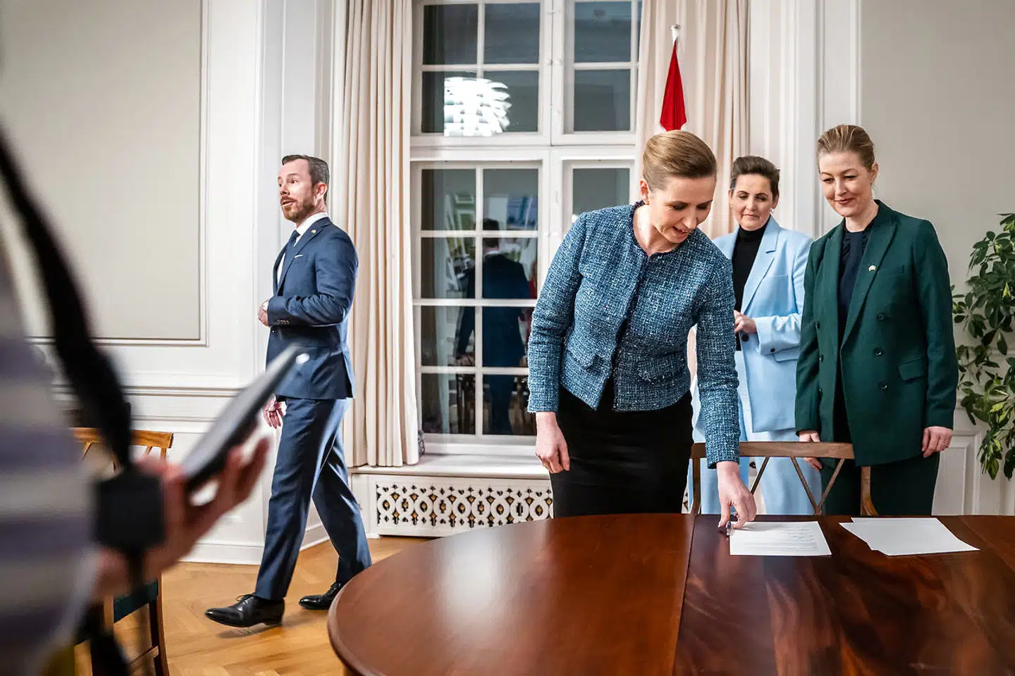 Fem partier står bag det nationale kompromis om dansk sikkerhedspolitik, som blev underskrevet i Statsministeriet søndag. Der er mange steder at sætte ind, siger danske forsvarseksperter
