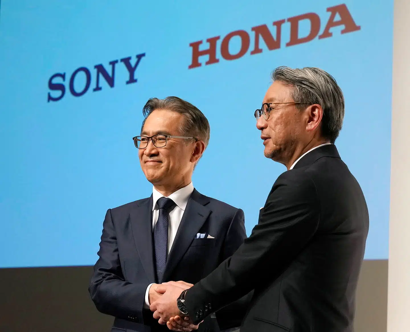 Sonys topchef Kenichiro Yoshida (tv.) og Hondas topchef Toshihiro Mibe (th.) går sammen om at producere nye elbiler – de første skal være klar til salg i 2025.