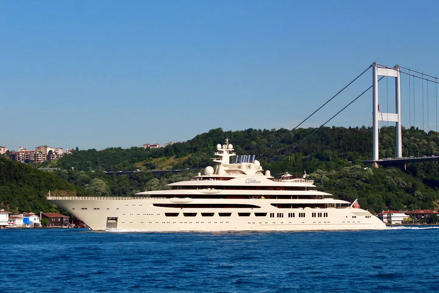 »The Dilbar«, luksusskibet ejet af den russiske milliardær Alisher Usmanov, fotograferet i Bosperusstrædet ved Istanbul. Arkivfoto: Yoruk Isik/Reuters/Ritzau Scanpix