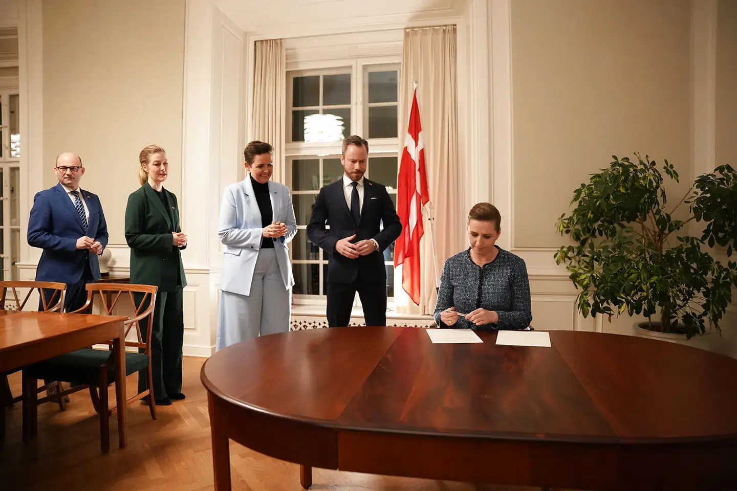 Søndag 6. marts 2022. Et »nationalt kompromis om dansk sikkerhedspolitik« underskrives i Statsministeriet. Ud over statsminister Mette Frederiksen (S) underskriver Venstres formand, Jakob Ellemann-Jensen, SFs formand, Pia Olsen Dyhr, De Radikales, Sofie Carsten Nielsen, og Det Konservative Folkepartis formand, Søren Pape Poulsen.