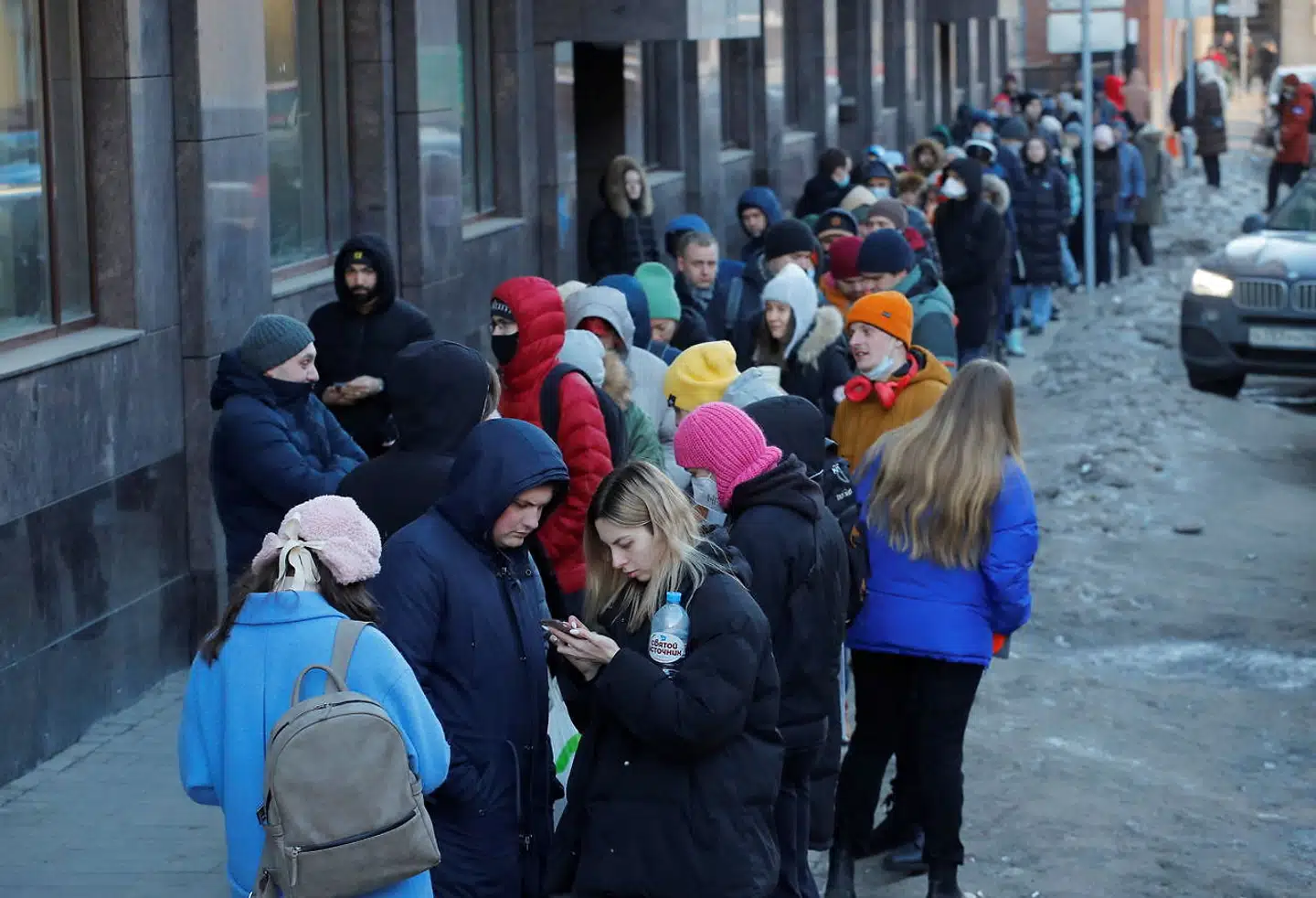 Russere flokkes om hæveautomaterne for at skaffe kontanter, men også på mange andre måder vil de mærke de store konsekvenser af Putins invasion af Ukraine, lyder det fra international økonom Lars Christensen.
