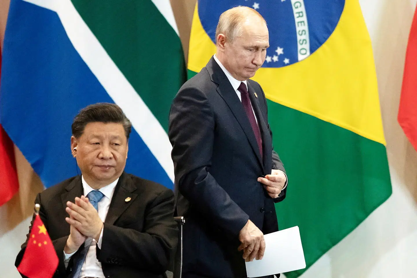 »At Xi for mindre en måned siden har stået i Beijing og talt positivt om Putin og deres fælles bedrifter, det er en medvirkede årsag til, at Xi nu har svært ved at gå ud og direkte kritisere Putin uden det også indirekte bliver en kritik af Xi selv,« skriver kronikkens forfattere.