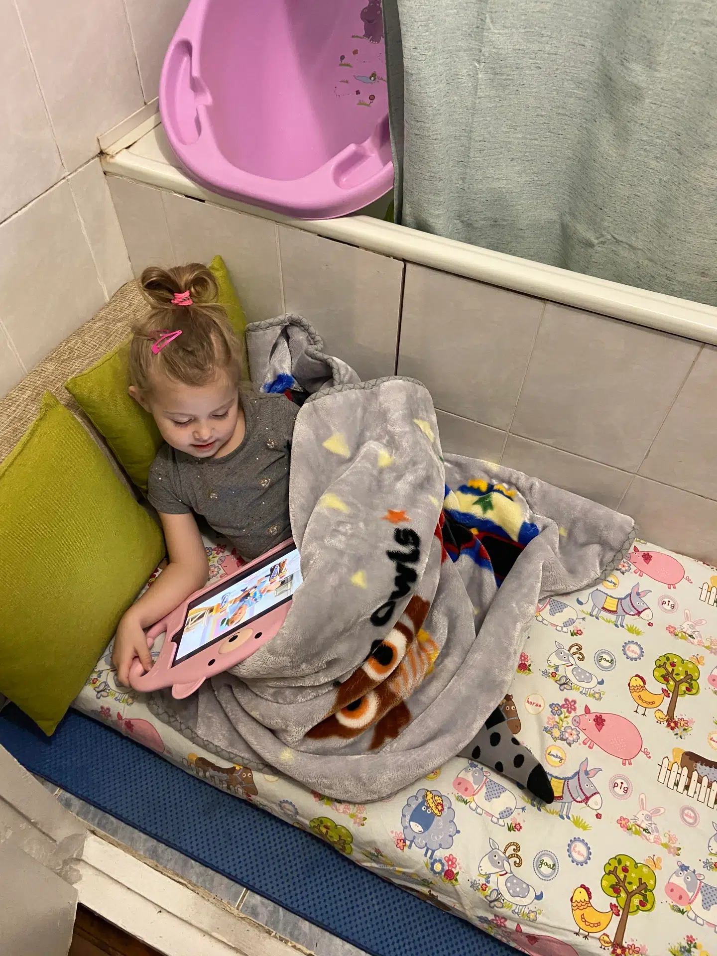 Inden familien forlod lejligheden for at søge bedre beskyttelse i kældre, gjorde de, hvad de kunne for at sikre sig mod eksplosioner.