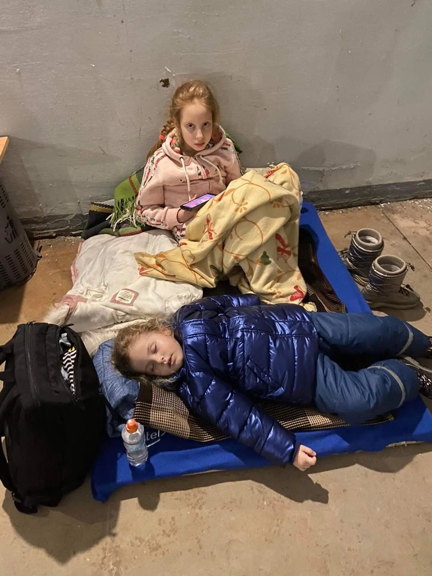 Det er ofte rå forhold, der møder de ukrainere, der bruger lokale kældre som beskyttelsesrum.