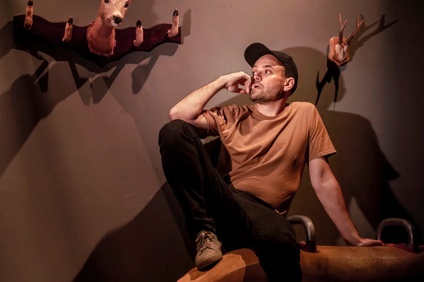 Den danske skuespiller David Dencik spiller russisk skurk i den seneste James Bond-film, »No time to die«. I flere interview har han fortalt, hvordan rollen bevist skulle give associationer til koldkrig og Østeuropa. »Og så lod vi håret vokse. Håret skulle se ud, som om jeg lige havde hevet en sweater over hovedet, så det stod sådan lidt ud og var videnskabsmandsagtigt,« har Dencik sagt til Kino.dk