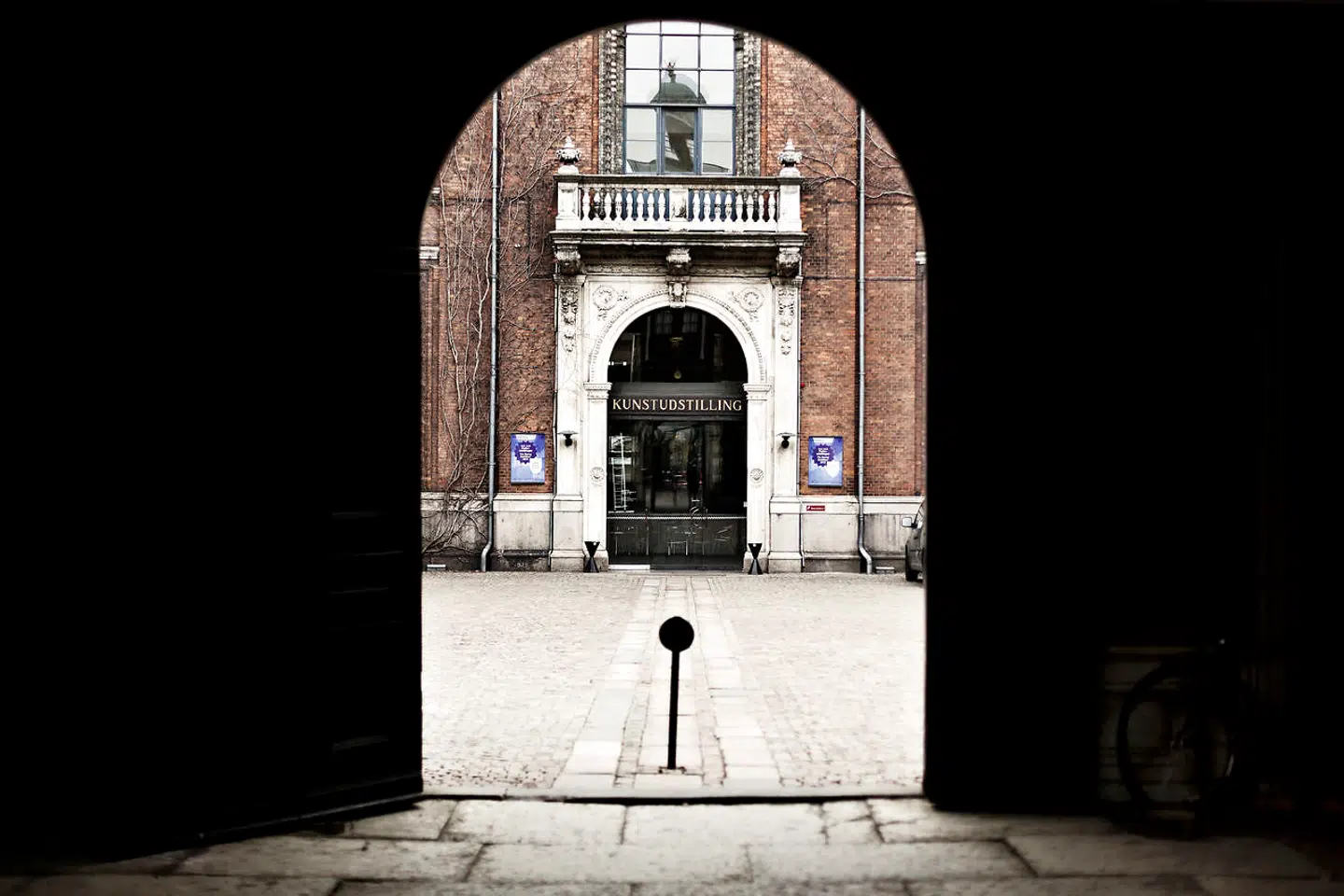 Den russiske kunstner Sergei Prokofiev havde fået en prominent plads på Charlottenborgs Forårsudstilling. Nu er hans kunst pakket væk, fordi han er russer.