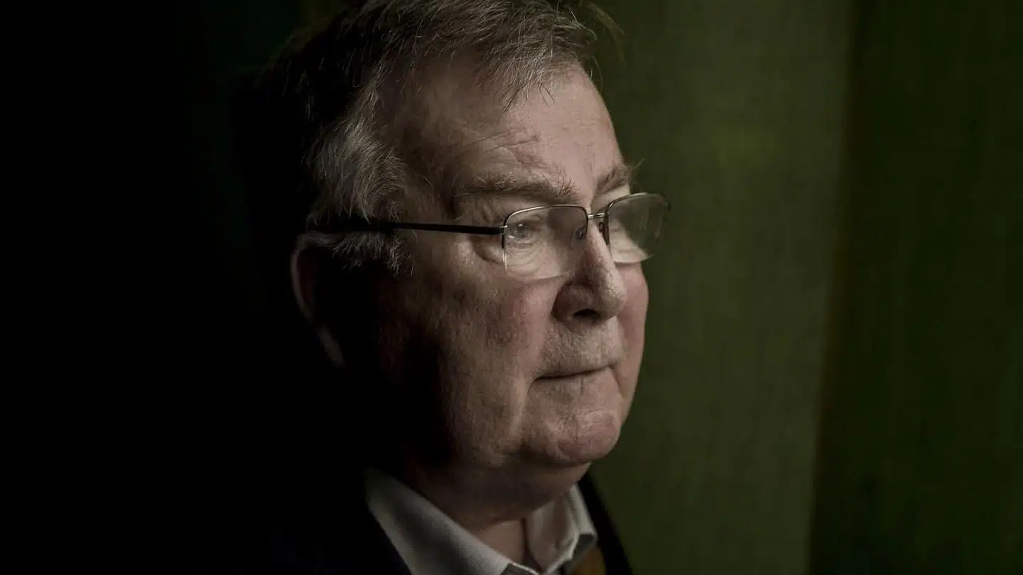 Venstre-nestor Claus Hjort Frederiksen kræver – hvis der skal være en retssag mod ham – at få sigtelsen mod sig efter straffelovens alvorlige paragraf 109 prøvet i retten. »Mit gode navn og rygte er ødelagt. Så det nytter ikke, at de finder en eller anden anden paragraf om tavshedspligt, der giver 10 dagbøder a 1.000 kroner. Bagefter kan de så sige, at han blev jo dømt, og derved bliver mistanken hængende i luften,« siger han til Politiken.