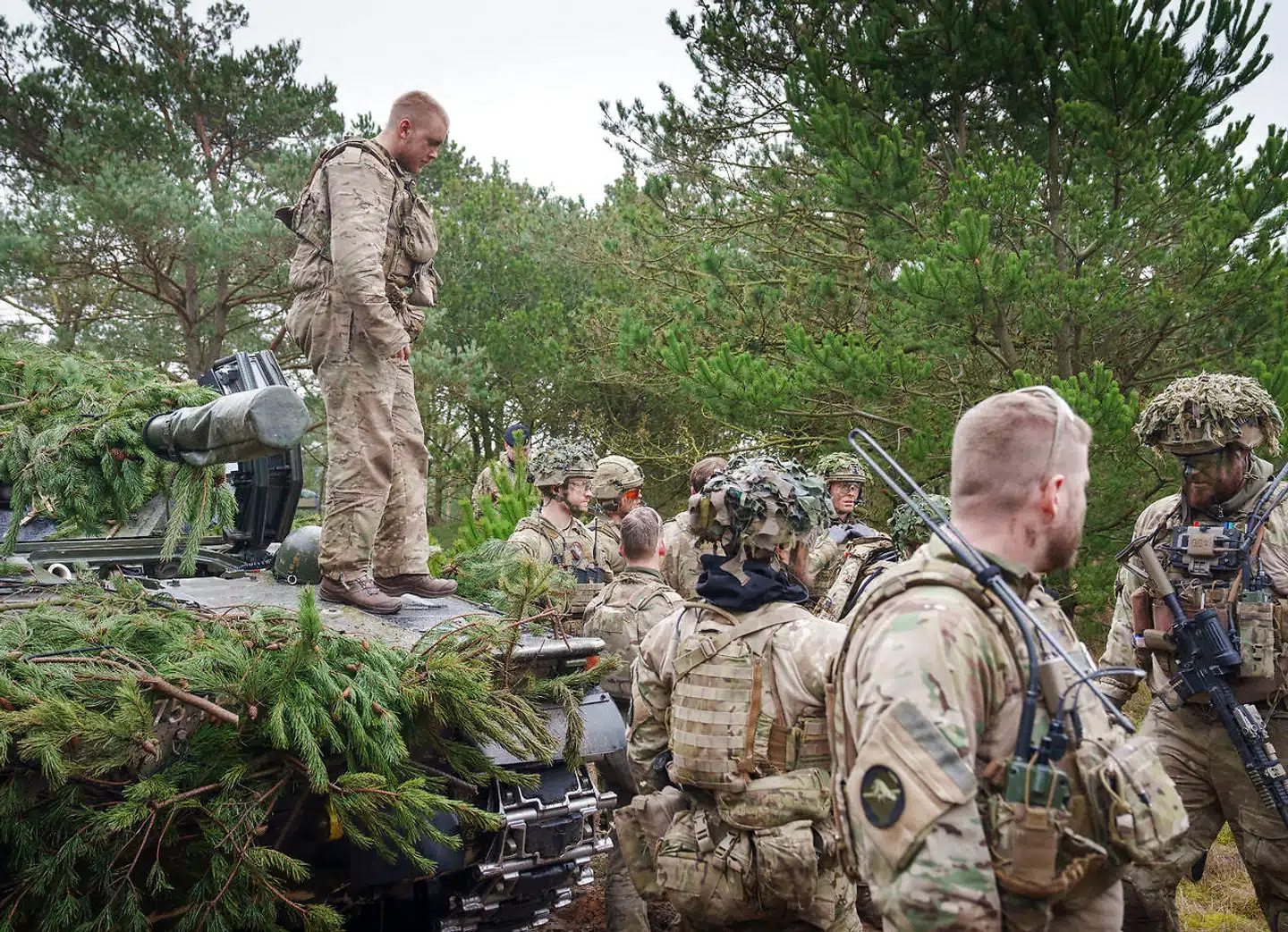 vores forsvarsalliance med de andre NATO-lande er det eneste, der holder Putin på afstand, skriver Niels Flemming Hansen. Her træner Forsvarets kampbataljon i øvelsesterrænet ved Oksbøllejren.