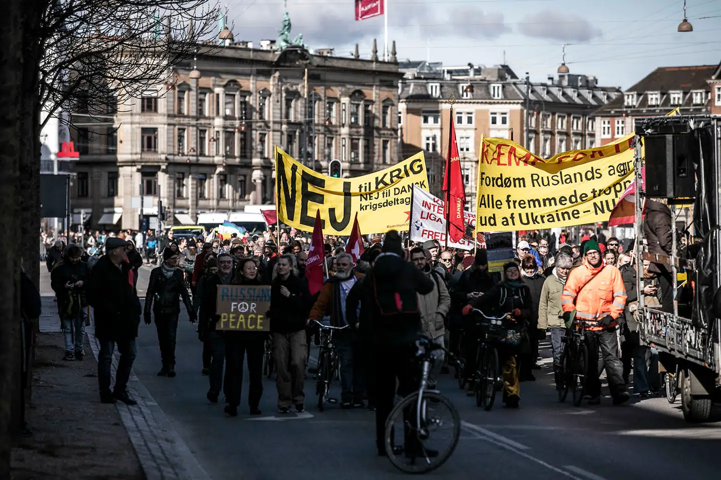 Der var demonstration mod Ruslands invasion i Ukraine og mod generel militær oprustning i København lørdag formiddag.