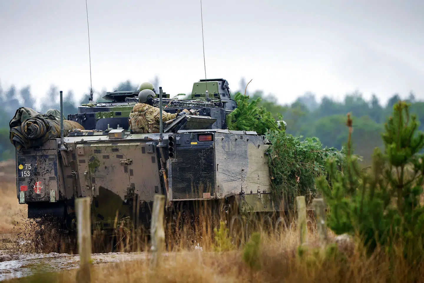 Statsgæld – til for eksempel en styrkelse af Forsvaret – gør Danmark mere sårbar over for rentestigninger, og hvis »tingene skrider«, og man ikke sørger for at holde styr på andre udgifter til eksempelvis den aldrende befolkning og den grønne omstilling, kan det ende galt. Det mener Michael Svarer, tidligere overvismand og professor i økonomi ved Aarhus Universitet. Arkivfoto: Bo Amstrup/Ritzau Scanpix