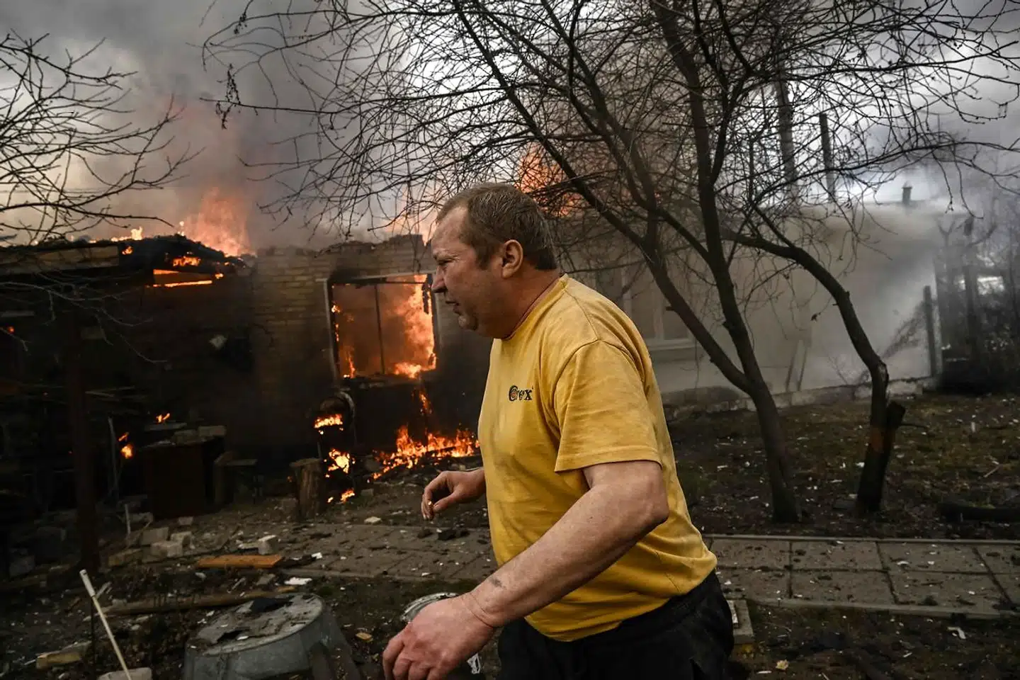 49-årige Yevghen Zbormyrsky foran sit brændende hus i den ukrainske by Irpin nær hovedstaden, Kyiv, fredag. I en tale natten til lørdag har den ukrainske præsident, Volodymyr Zelenskyj, understreget, at NATO ved at undlade at etablere en flyveforbudszone har givet grønt lys til yderligere bombning af ukrainske byer og landsbyer.