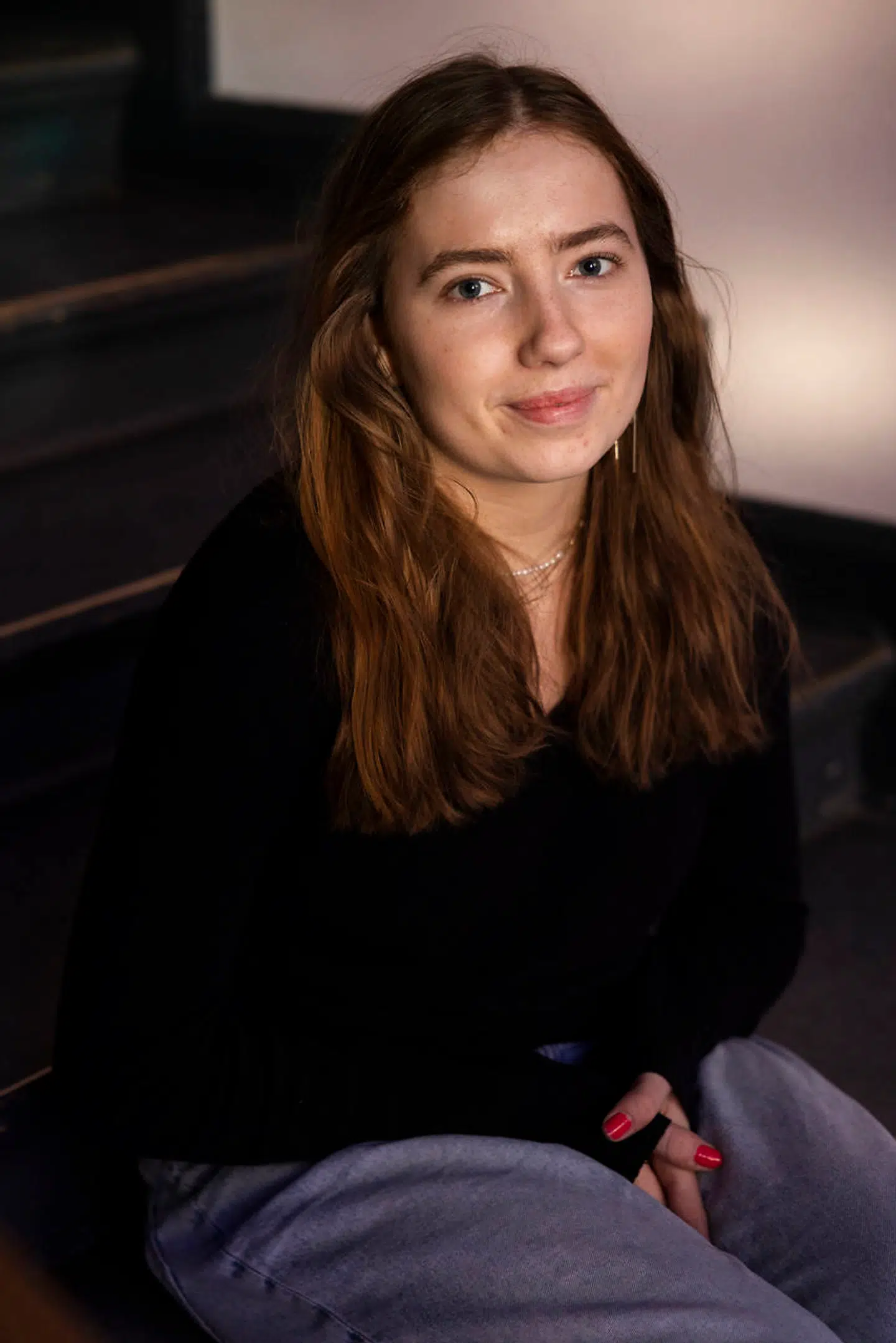 Emily Nickless følger meget med i nyhedsdækningen om Ukraine samt på sociale medier.