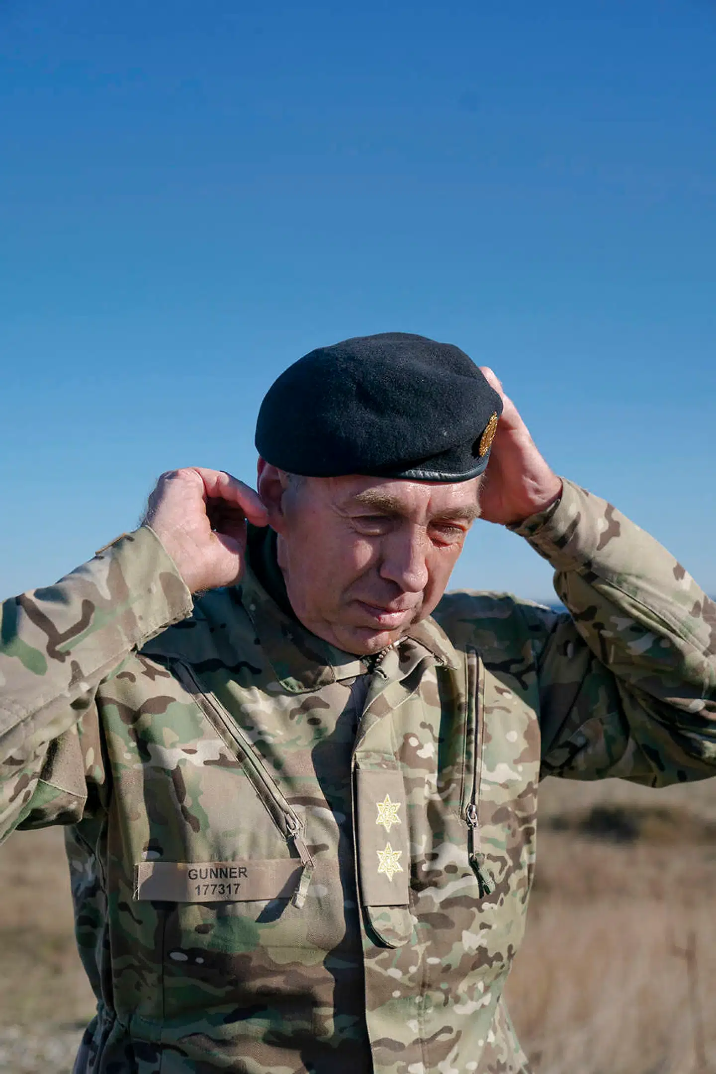 Gunner Arpe Nielsen er chef for hærkommandoen og generalmajor. Han var fredag taget til Køge for at hilse på soldaterne samt for at overvære, hvordan hærens materiel blev sendt ombord på skibet mod Estland.