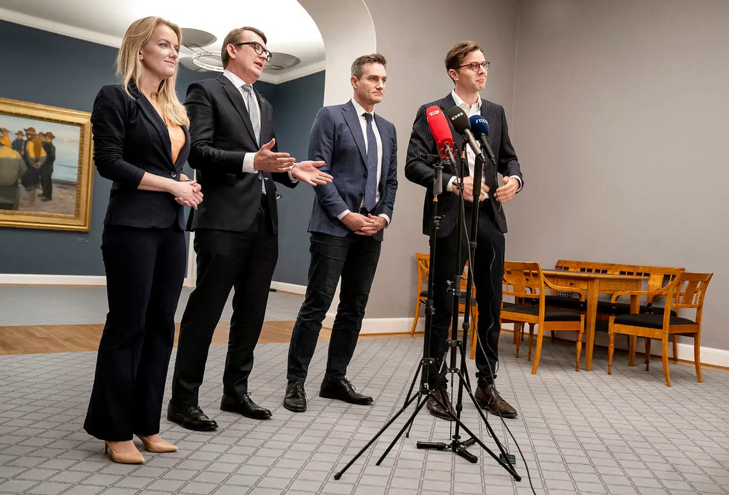 Fire borgerlige partier åbner nu en dør på klem for, at øgede forsvarsudgifter kan finansieres ved at køre med statsunderskud.