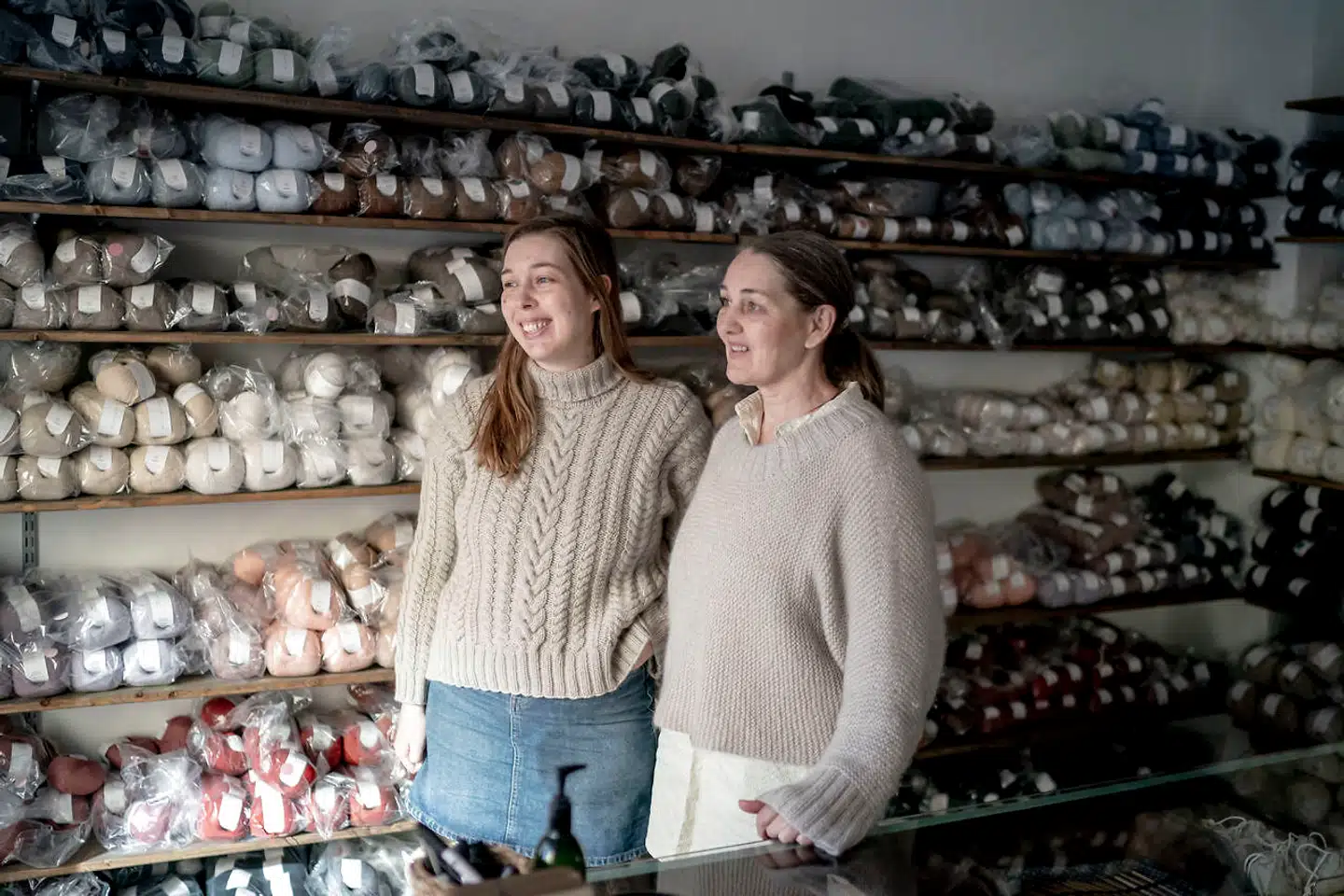 Knitting for Olive på Frederiksberg har flere gange samlet ind til ofre for krige og invasioner, men de er aldrig før nået et beløb på godt 1,8 millioner, som de gjorde i lørdags. Det skyldes både de sociale medier, og at vi kan spejle os i den ukrainske befolkning, mener Pernille Larsen (tv.) og hendes datter Caroline Larsen, der sammen ejer garnbutikken.