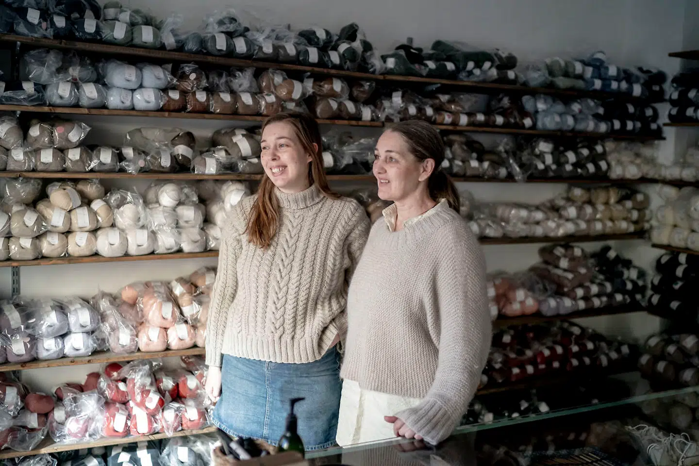 Knitting for Olive på Frederiksberg har flere gange samlet ind til ofre for krige og invasioner, men de er aldrig før nået et beløb på godt 1,8 millioner, som de gjorde i lørdags. Det skyldes både de sociale medier, og at vi kan spejle os i den ukrainske befolkning, mener Pernille Larsen (tv.) og hendes datter Caroline Larsen, der sammen ejer garnbutikken.