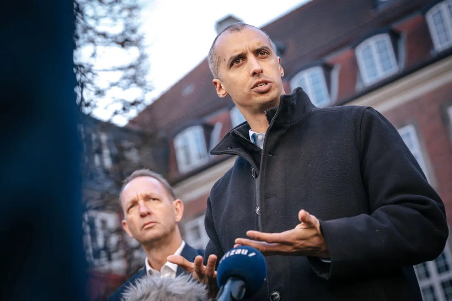 På et kort pressemøde fredag eftermiddag fortalte udlændinge- og integrationsminister Mattias Tesfaye (S), at han sammen med et politisk flertal er enige om en særlov, der giver ukrainere hurtig adgang til arbejdsmarkedet. - Foto: Emil Helms/Ritzau Scanpix