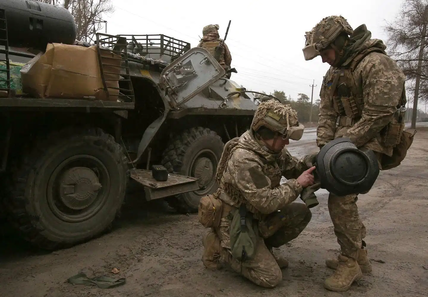 På billedet ses ukrainske soldater, der forbereder sig på at modsvare russiske angreb i Luhansk-regionen 26. februar.