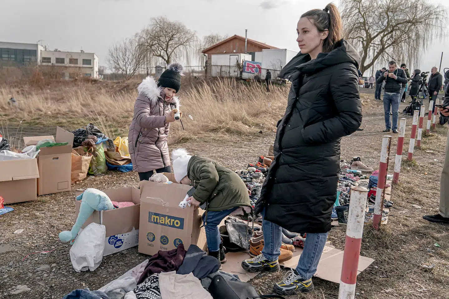 Frivillige ved den polske grænse har stillet tøj, mad og legetøj frem til flygtningene.