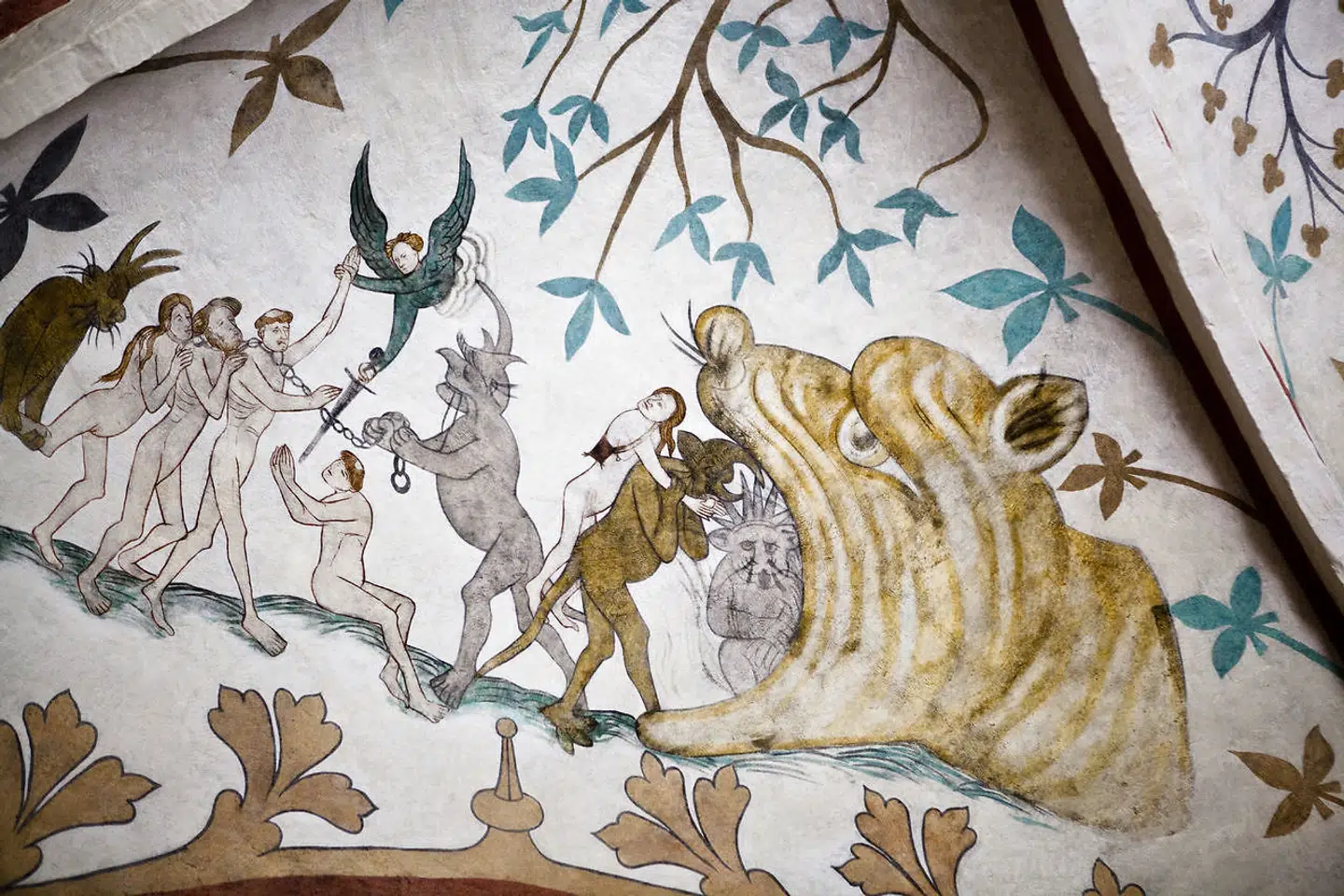 Middelalderen var en brutal tid, hvor vold og mord var en del af hverdagen. Torben Svendrup skildrer mord på danske konger og giver et fint indblik i en rå tid, hvor religionen spillede en afgørende rolle, og hvor man ikke var i tvivl om himlen og helvedet. På kalkmaleriet i Højby Kirke ses mennesker blive båret ind i helvede.