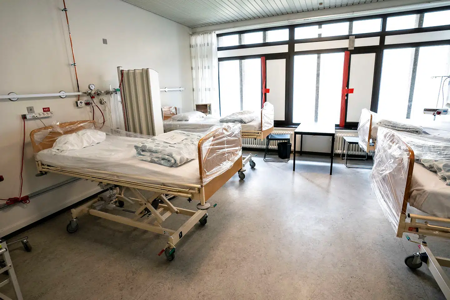 Arkivfoto: Der er lige nu høj smitte blandt personalet på sygehusene, derfor finder formand for Lægeforeningen, Camilla Rathcke, det paradoksalt at behandlingsgarantien nu bliver genindført.