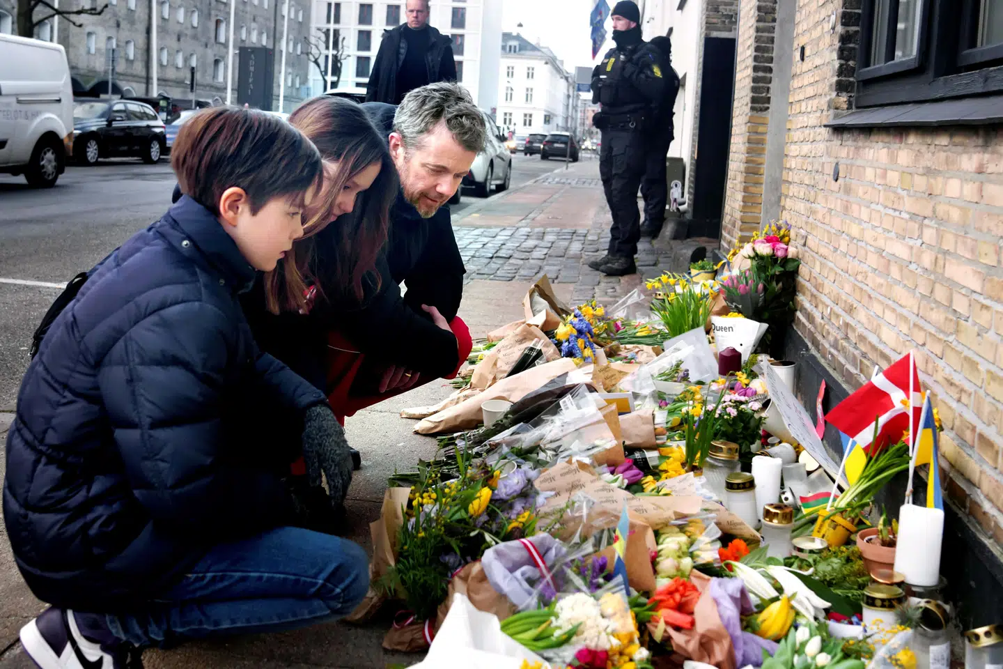 Kronpris Frederik og hans to yngste børn Vincent og Josephine lægger blomster ved den ukrainske ambassade i København på vej til skole fredag morgen.