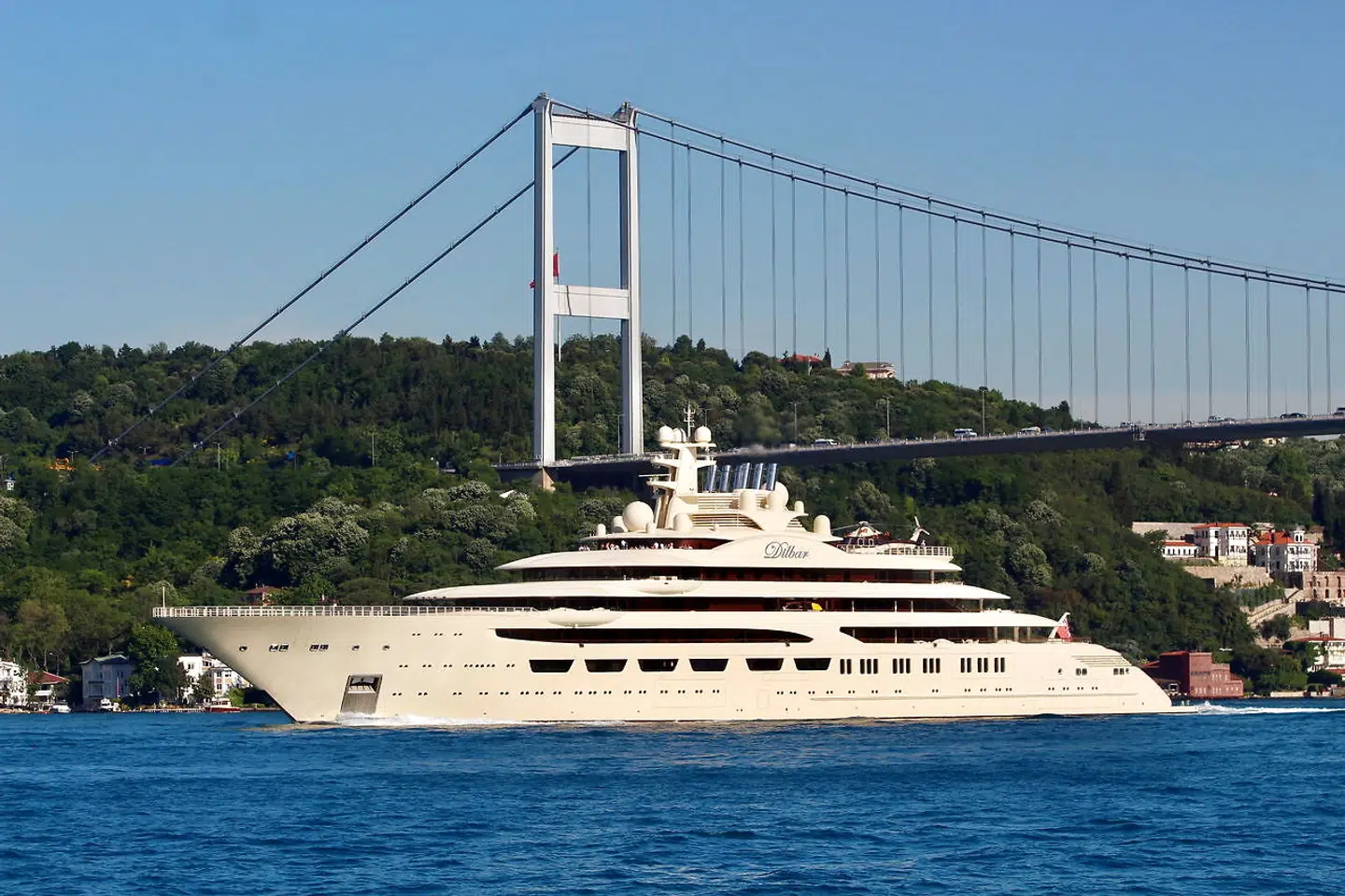 De tyske myndigheder har i Hamburg beslaglagt en luksusyacht i et prisleje på omkring fire milliarder kroner, der tilhører den russiske milliardær Alisher Usmanov. Yachten »Dilbar« ses her på vej gennem Bosporusstrædet ved Istanbul.