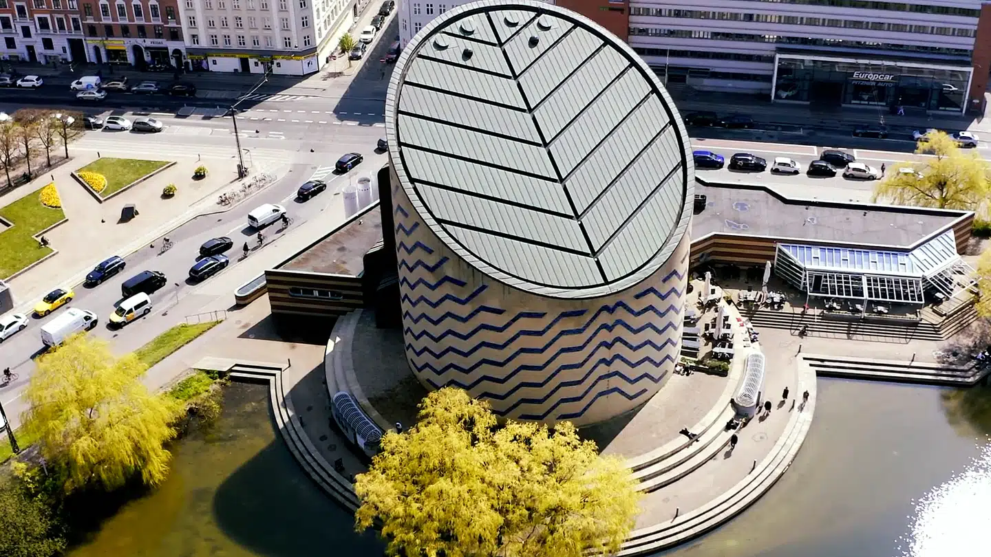 Planetarium ligger på Gammel Kongevej og er et sted for formidling af astronomi og rumfart. Man kan blandt andet se den største månesten uden for USA og film, som projiceres op på en kuppel, så man omsluttes af billederne. Planetarium er netop blevet renoveret for et større millionbeløb, og den nye restaurant åbner i næste uge.